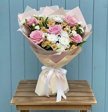 Букет цветов из:  Гвоздики, Орхидеи и Розы в Серпухове