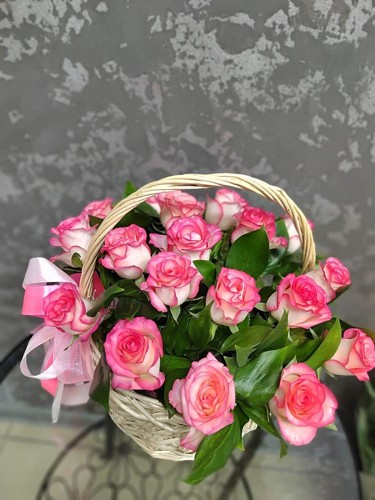 Цветочная композиция из Розы в корзине в Серпухове