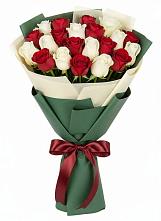 Букет Микс из красных и белых роз в Серпухове