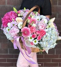 Композиция солнечный день в Серпухове Цветочная композиция из Розы, Хризантемы, Пионы и Лизиантусы в корзине в Серпухове