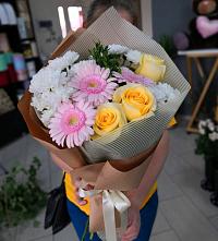 Букет цветов из:  Герберы, Розы и Хризантемы в Серпухове