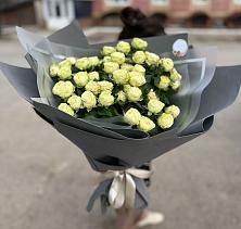 Букет Белые кустовые розы Солинеро в Серпухове