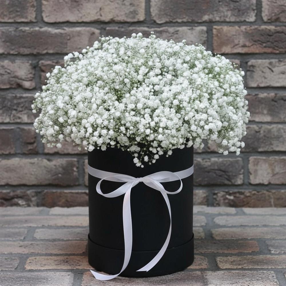 Цветочная композиция из Гипсофила в шляпной коробке в Серпухове