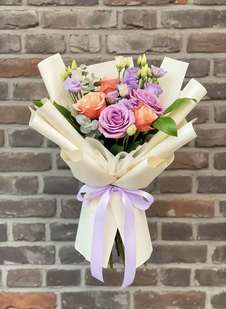 Букет цветов из: Лизиантусы и Розы в Серпухове