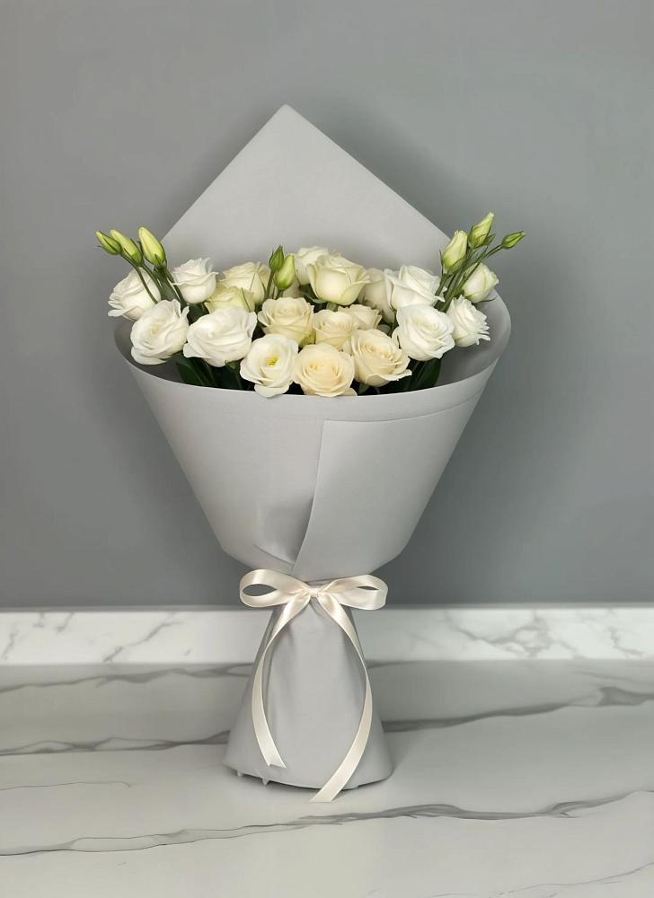 Букет цветов из: Розы и Лизиантусы в Серпухове