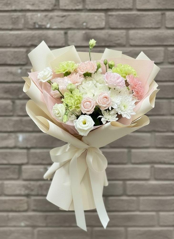 Букет цветов из: Гвоздики, Розы, Лизиантусы и Хризантемы в Серпухове