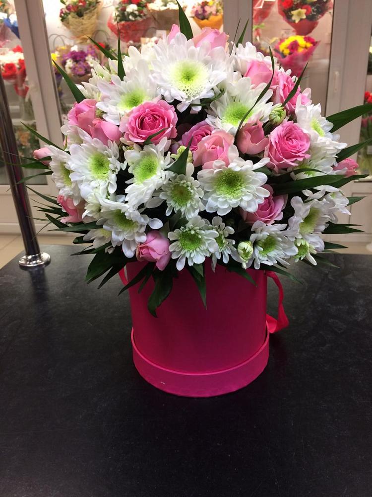 Цветочная композиция из Розы и Хризантемы в шляпной коробке в Серпухове