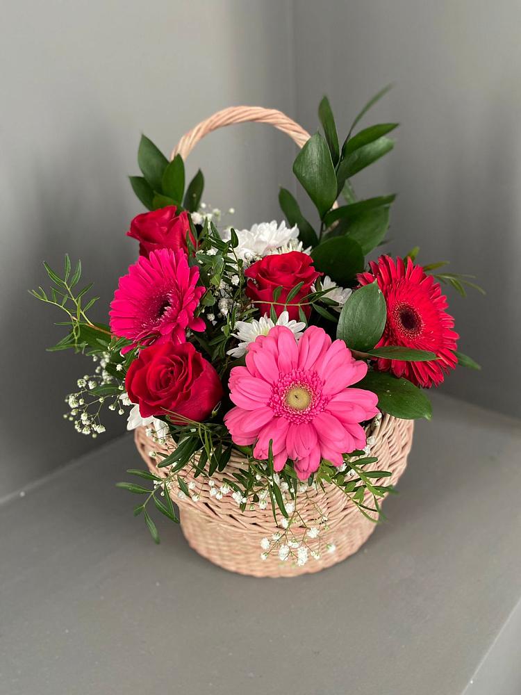 Цветочная композиция из Розы, Хризантемы и Герберы в корзине в Серпухове