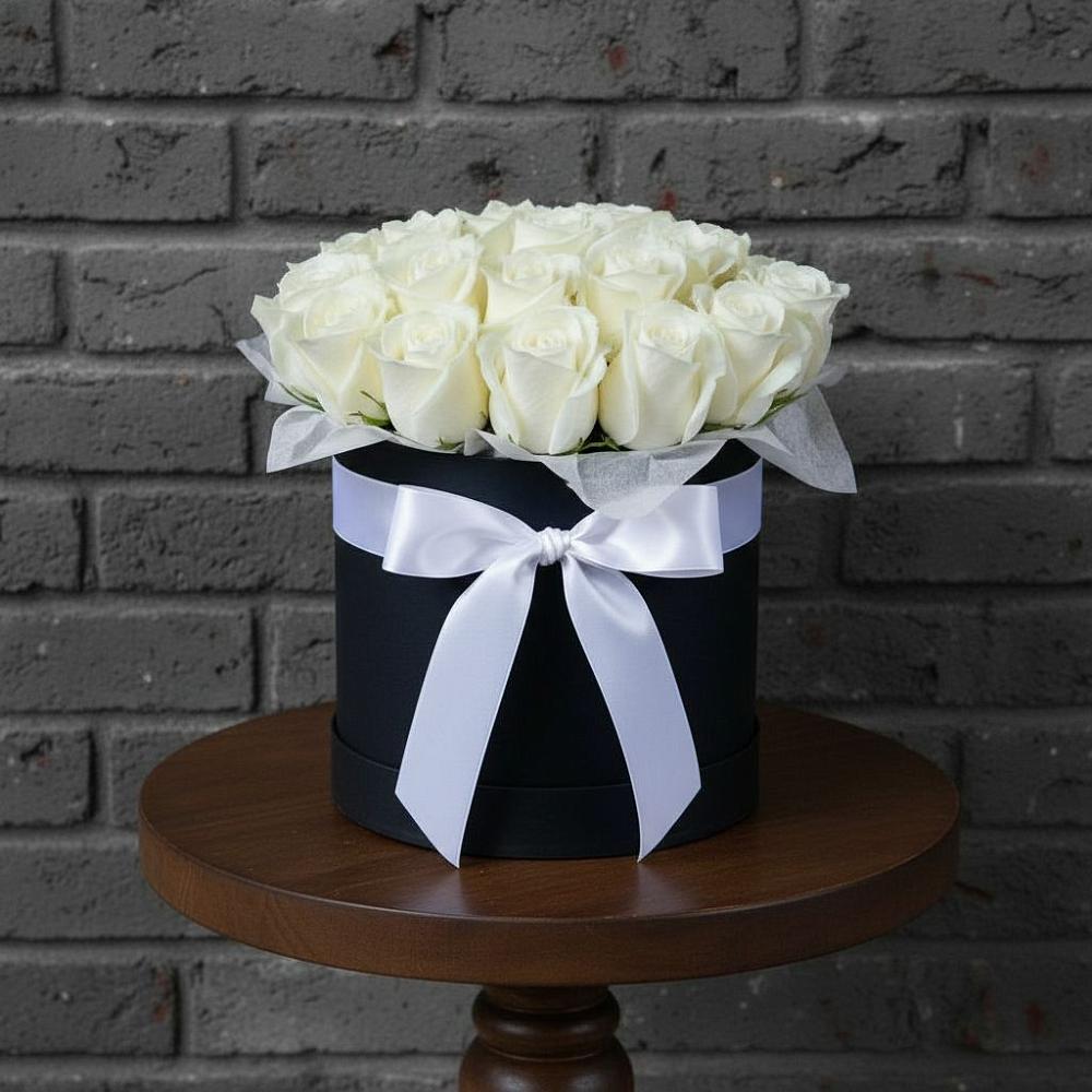 Цветочная композиция из Розы в шляпной коробке в Серпухове