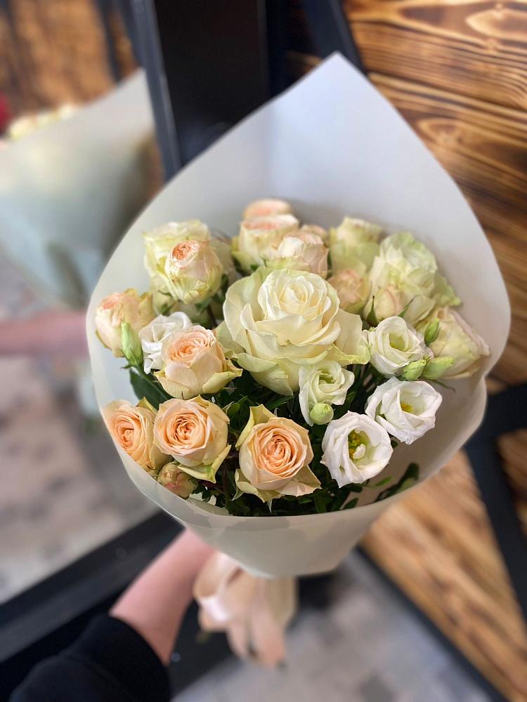 Букет цветов из: Розы и Лизиантусы в Серпухове