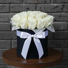 Цветочная композиция из Розы в шляпной коробке в Серпухове